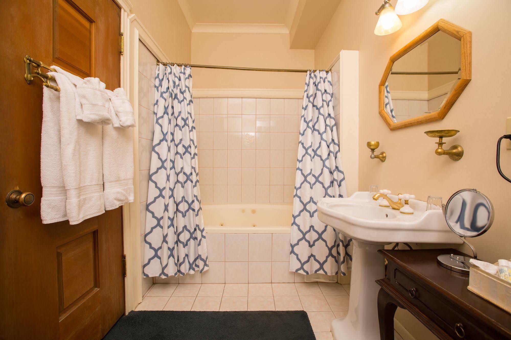 The Victoria Inn Murphys Bagian luar foto